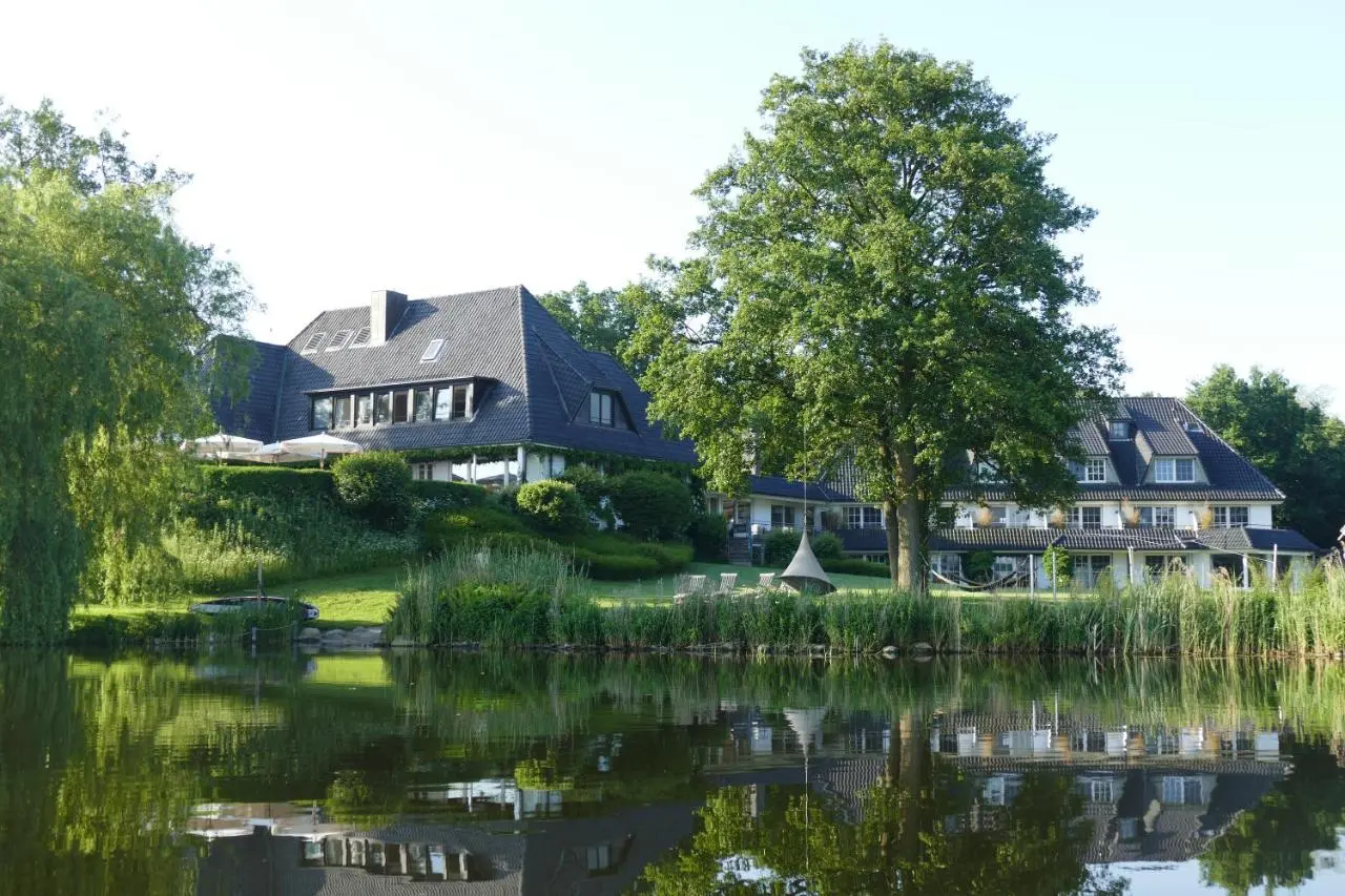 Das Seehotel Töpferhaus am Ufer, gespiegelt im ruhigen Bistensee