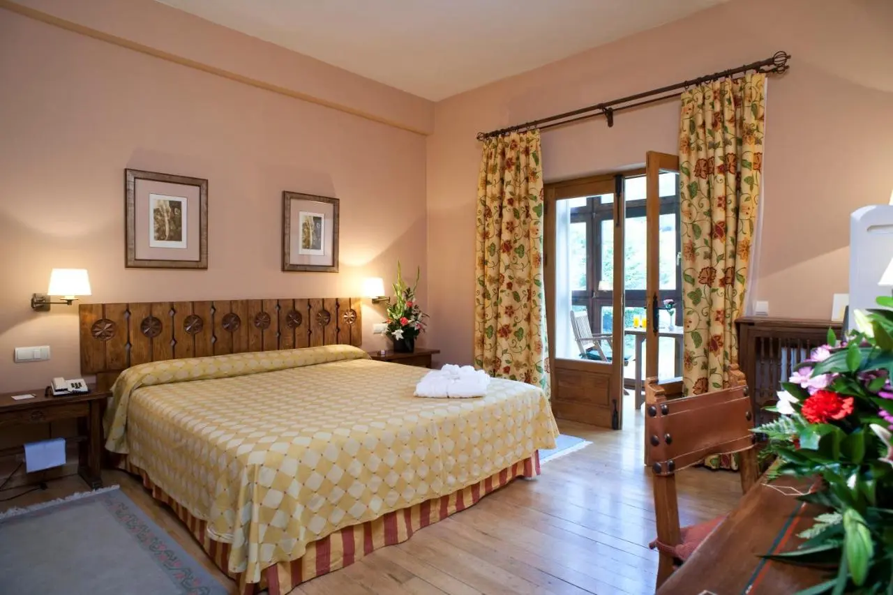 DE PARADOR A PARADOR ESPANA 写真集 2巻函入り Mountain Hotel Parador de Fuente Dé, Fuente Dé, Spain | escapio