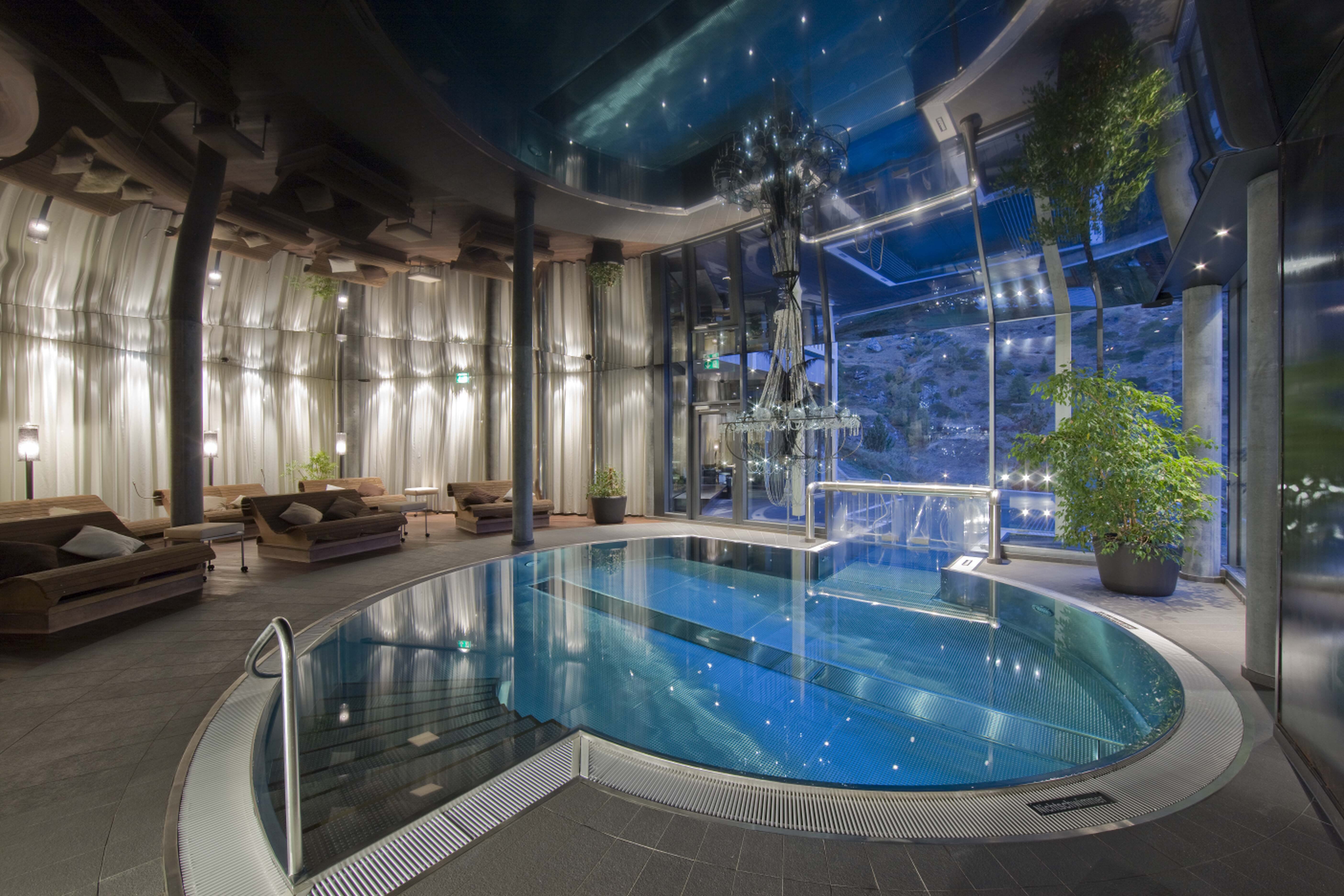 Спа центр телефон. Церматт Горнерграт отель 3* с джакузи. Hotel Matterhorn Focus в Церматт. Красивый бассейн в доме. Закрытый бассейн.